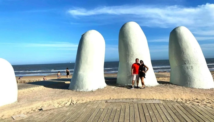 La Mano • Hombre emergiendo a la vida - Punta Del Este