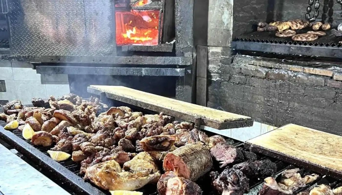 Parrilla con Historia C\h - Av. Antonio Camacho